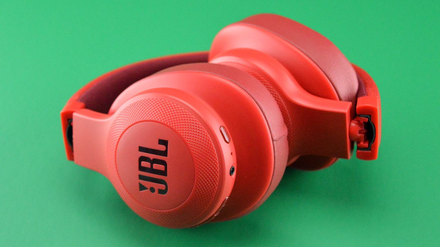 tøj på marts JBL E55BT Over-Ear Headphones Giveaway