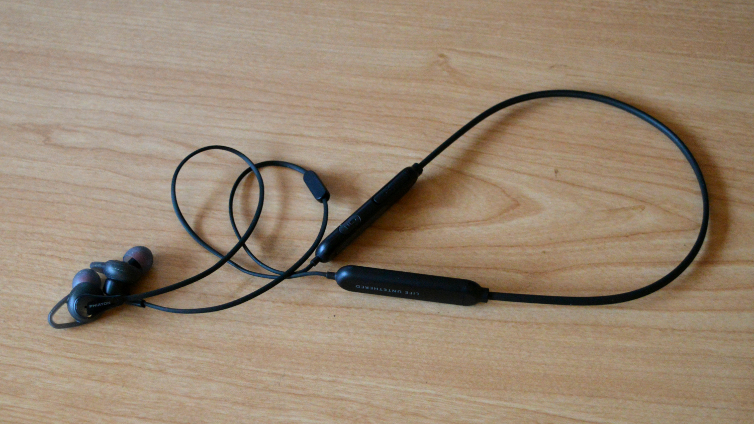 Phiaton BT 120 NC Schwarze kabellose Bluetooth Ohrhörer mit aktiver Geräuschunterdrückung Halsband und Mikrofon 
